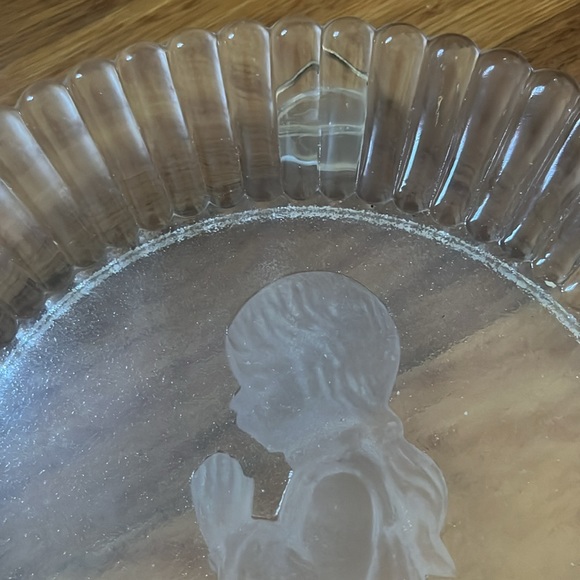 1978 glass kneeling girl memory plate - Picture 3 of 4